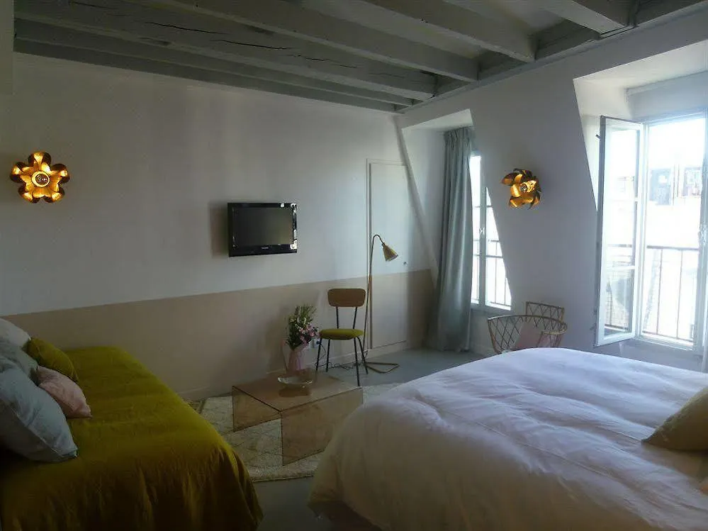 ***  Hotel Henriette Paris France